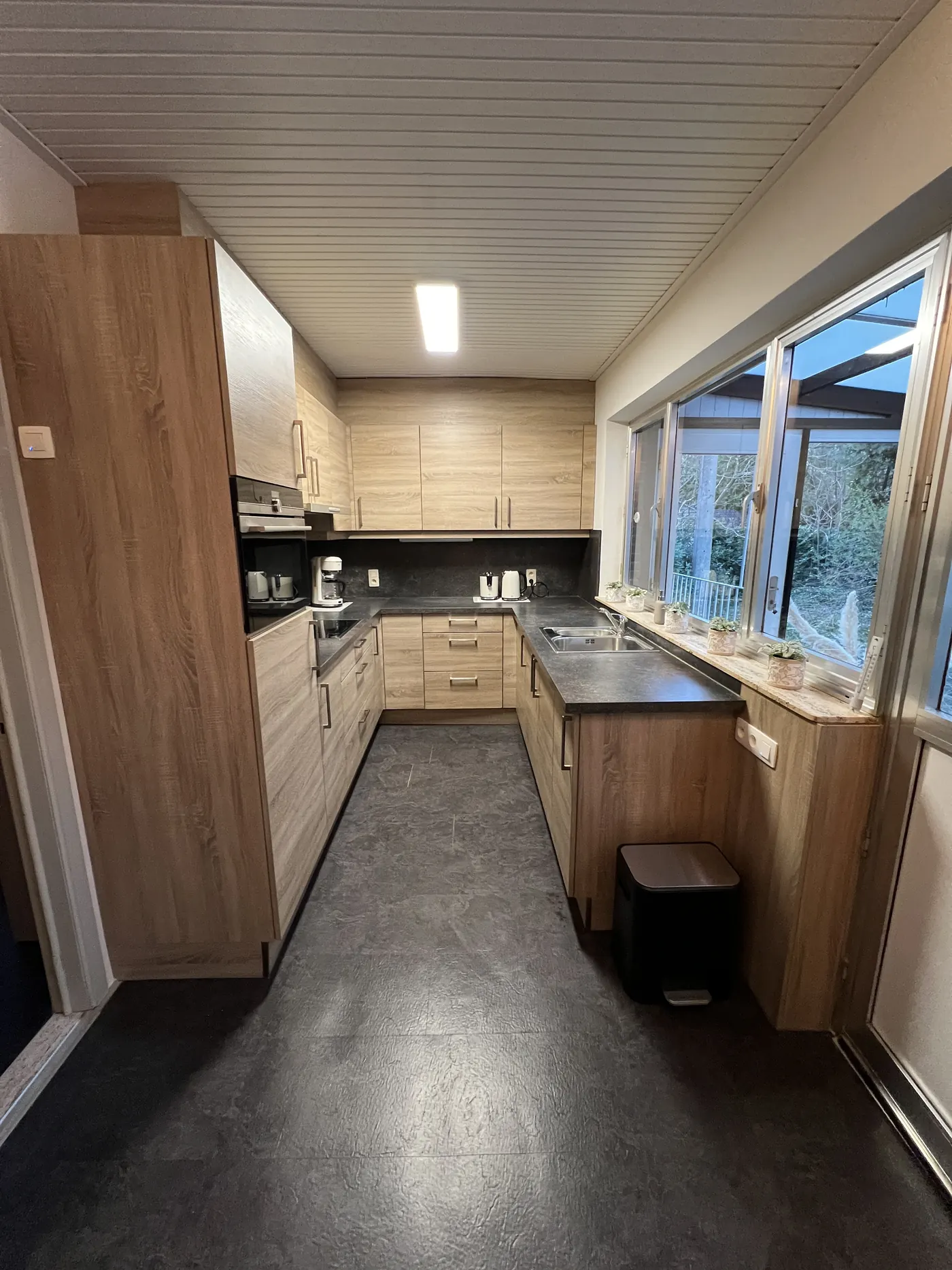 Keuken met houten kasten
