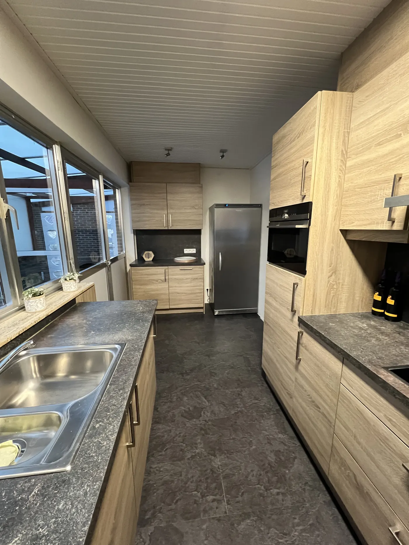 Keuken met fornuis en dampkap