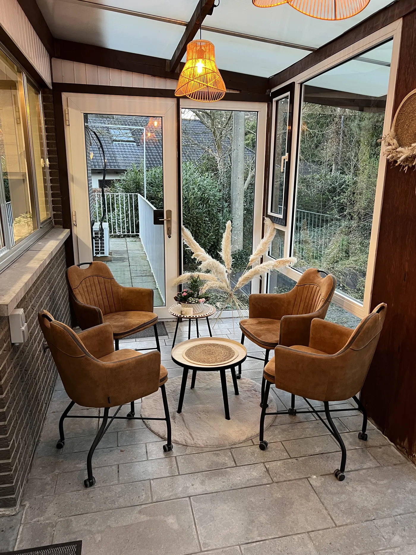Veranda met zitjes en zicht op de tuin