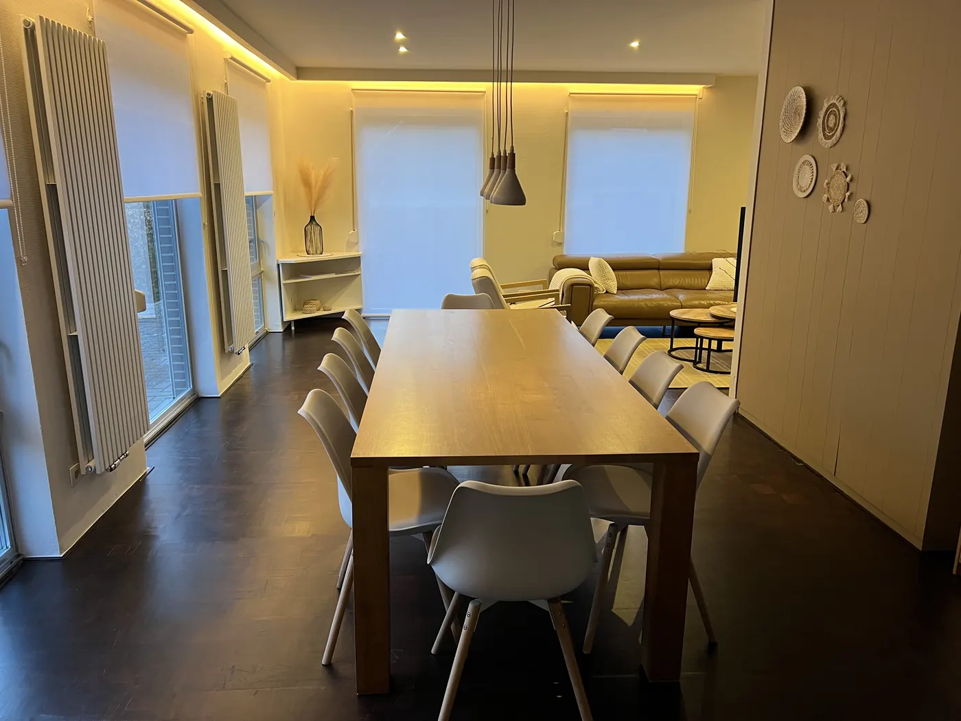 Leefruimte met eettafel en zithoek